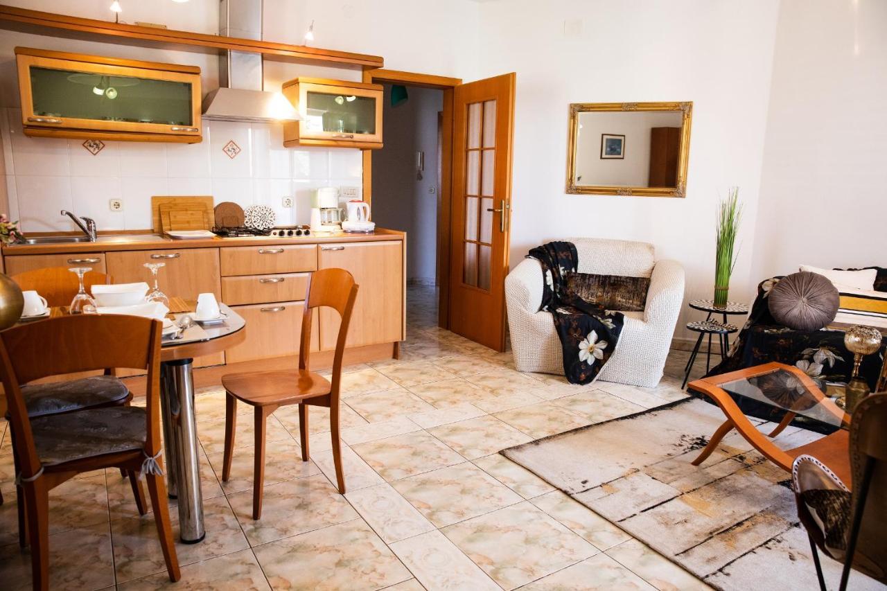 Villa Mareonda - Apartments Sussurro Ровин Екстериор снимка