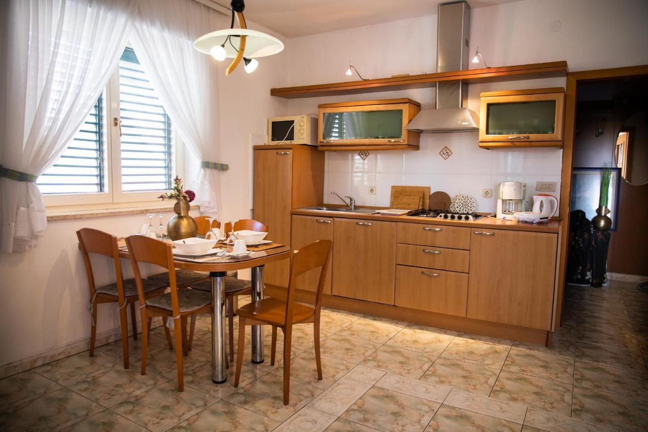 Villa Mareonda - Apartments Sussurro Ровин Екстериор снимка