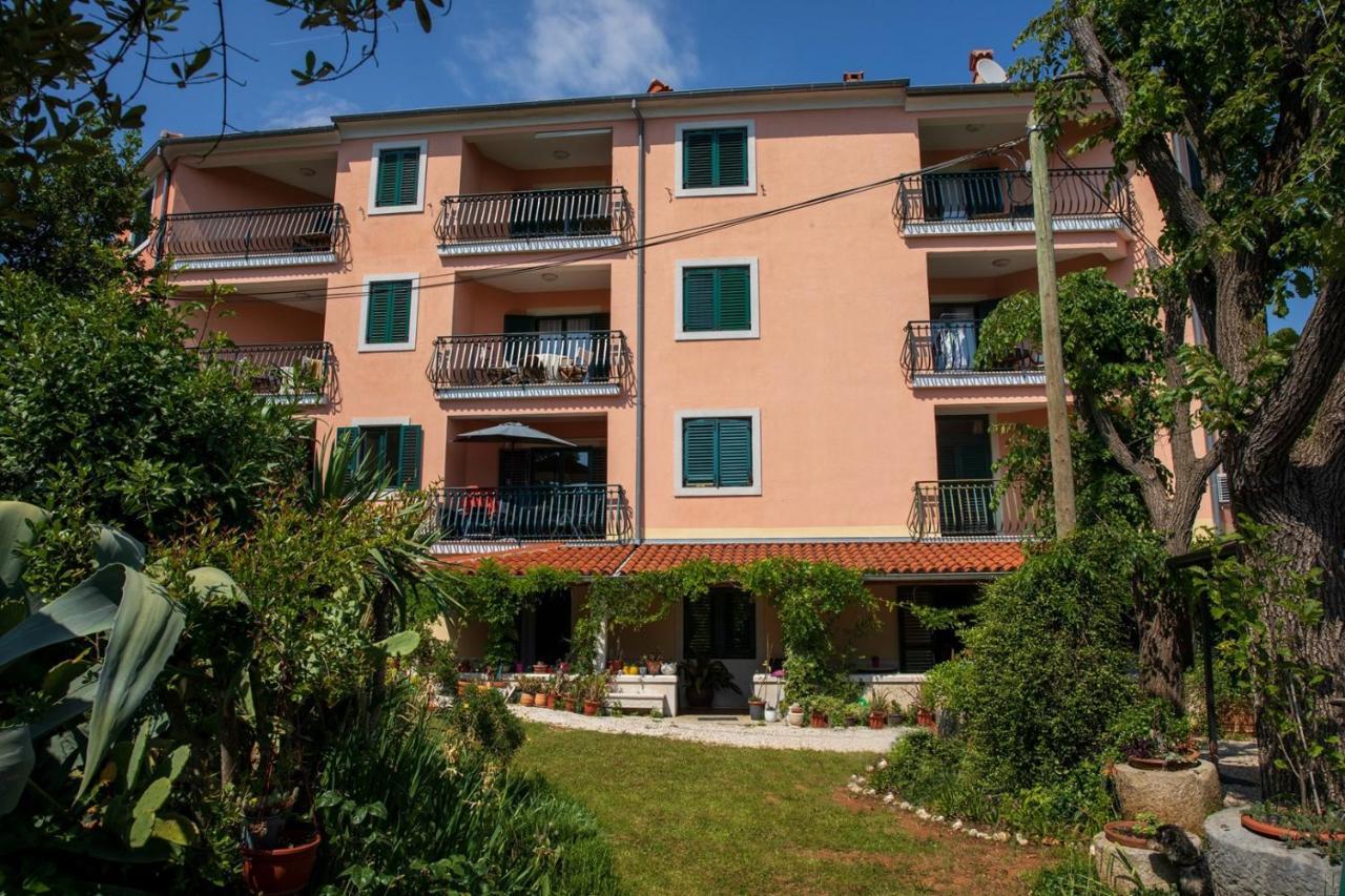 Villa Mareonda - Apartments Sussurro Ровин Екстериор снимка