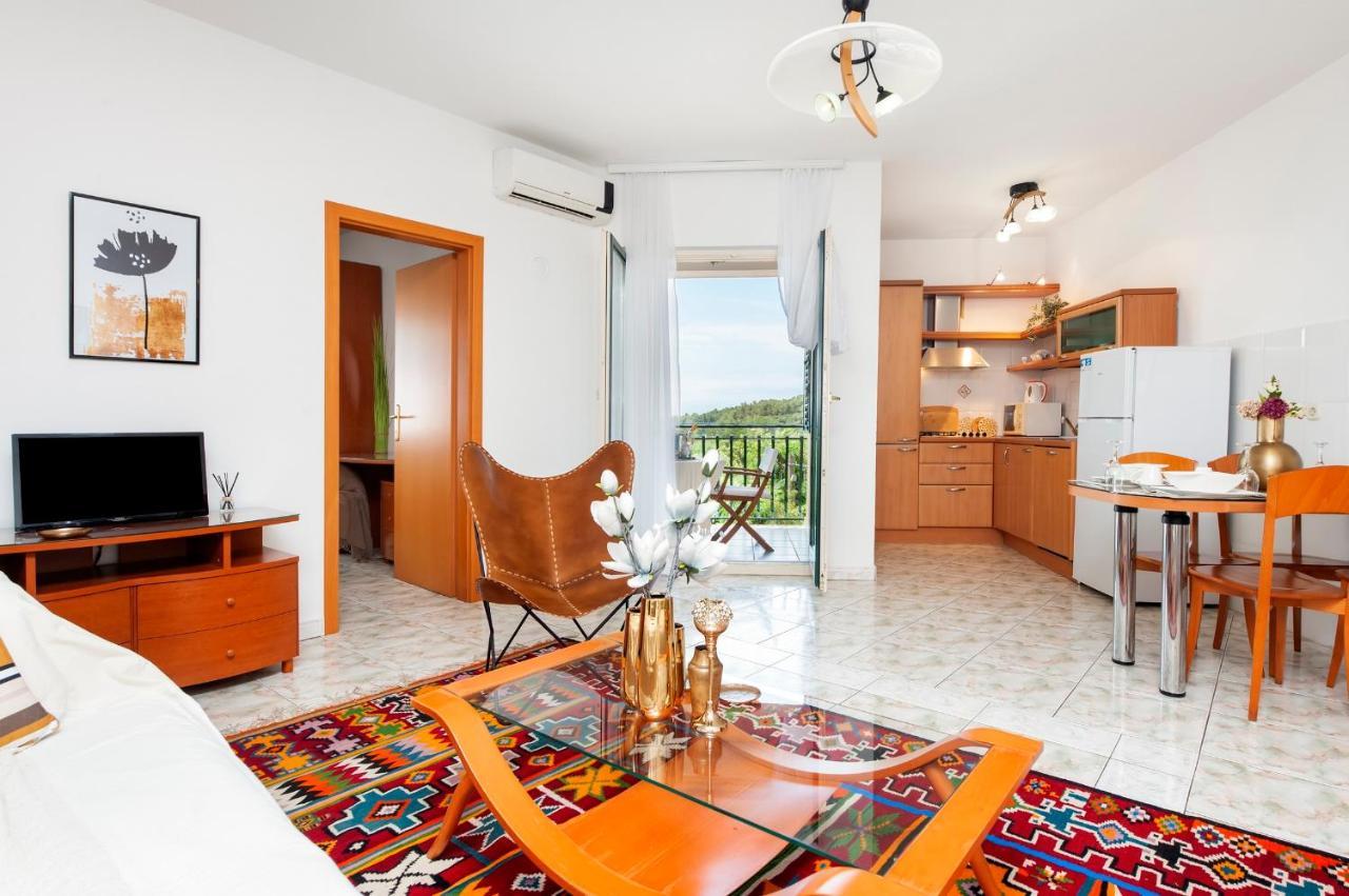 Villa Mareonda - Apartments Sussurro Ровин Екстериор снимка